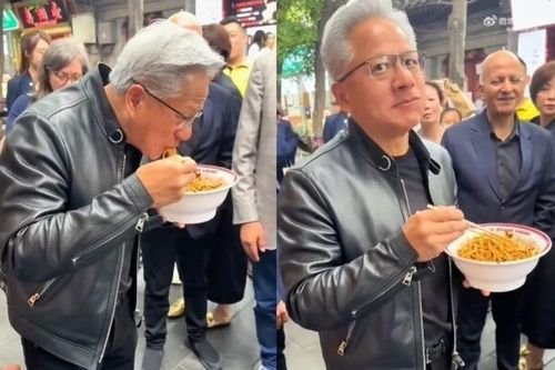 CEO Nvidia Jensen Huang ăn mì tương đậu trước cửa nhà hàng ở Bắc Kinh, Trung Quốc, ngày 15/5.