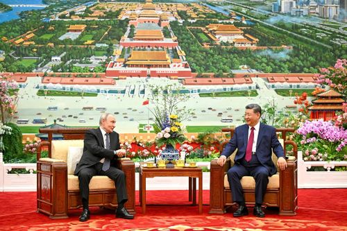  Tổng thống Nga Vladimir Putin và Chủ tịch Trung Quốc Tập Cận Bình dùng trà sau cuộc hội đàm tại Đại lễ đường Nhân dân ở Bắc Kinh ngày 20/5. Ảnh: Reuters. 