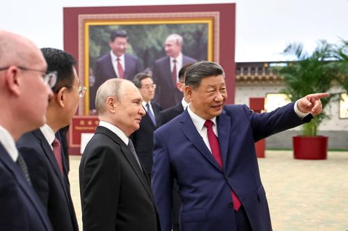 Tổng thống Nga Vladimir Putin và Chủ tịch Trung Quốc Tập Cận Bình tham quan triển lãm ảnh của hai hãng thông tấn TASS và Tân Hoa Xã tại Đại lễ đường Nhân dân ở Bắc Kinh ngày 20/5. Ảnh: Reuters. 