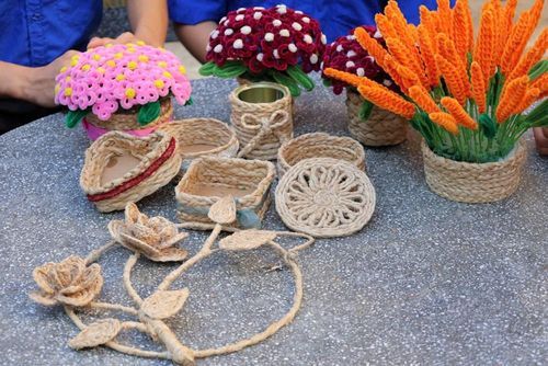 Các sản phẩm thủ công từ vỏ keo mang gam màu mộc mạc, gần gũi với thiên nhiên