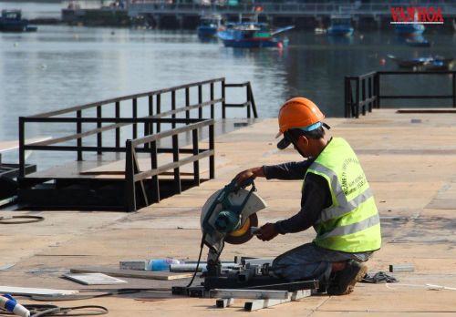 Bên cạnh đó là 5 hệ vòm cơ khí có khả năng vận hành độc lập hoặc đồng bộ, liên tục biến đổi không gian trình diễn theo từng tiết mục. Các vòm trung tâm có thể hoàn thành hành trình nâng hạ trong chưa đầy 70 giây, cho phép sân khấu chuyển cảnh linh hoạt ngay trong thời gian thực