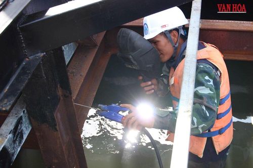 Ngôn ngữ thiết kế được thể hiện qua ba tầng không gian với các đường cong mô phỏng những nhịp cầu kết nối. Phần vòm sáng phía trên mở rộng như biểu tượng của khát vọng vươn xa, trong khi mặt nước phía dưới phản chiếu các dải ánh sáng mềm mại, tạo chiều sâu thị giác và làm nổi bật sự kết nối giữa truyền thống với hiện đại