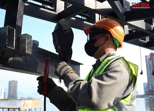 Thiết kế sân khấu năm nay được phát triển dựa trên ý tưởng “giao lộ của hợp nhất”, lấy cảm hứng từ khoảnh khắc tưởng tượng khi Trái Đất xoay chậm lại để những đường chân trời xích lại gần nhau