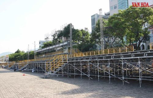 Đại diện Ban tổ chức cho biết, khán đài DIFF được thiết kế theo đúng tiêu chuẩn, kiểm định an toàn tất cả các khâu để đảm bảo cho du khách được an toàn nhất, cũng như tính toán các khâu về âm thanh, ánh sáng ở các vị trí, để khán giả cảm nhận được âm thanh trong lúc bắn pháp hoa trọn vẹn