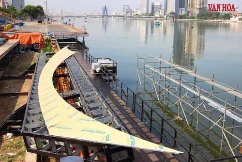 Không gian sân khấu được xây dựng như nơi giao thoa của văn hóa, thời gian và cảm xúc