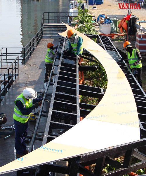 Điểm nhấn đặc biệt nằm ở việc lần đầu tiên hệ vòm nâng hạ khổng lồ cùng tổ hợp ánh sáng, LED và laser đa tầng được đưa vào vận hành
