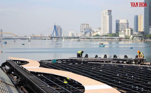 Sân khấu có tổng chiều ngang khoảng 100m, được mở rộng nhằm tương thích với khu khán đài VIP trải dài hai bên. Với diện tích gần 1.200m² và khu vực biểu diễn chính rộng 50m, sân khấu đủ sức phục vụ các đại cảnh quy mô lớn, đồng thời tạo sự liên kết giữa phần trình diễn nghệ thuật với không gian pháo hoa trên bầu trời