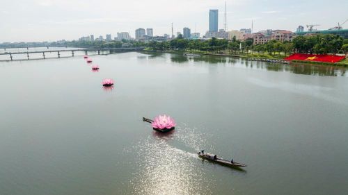 Bảy đóa sen trên sông Hương sẽ được thắp sáng trong dịp Đại lễ Phật Đản. Ảnh: Đ.H