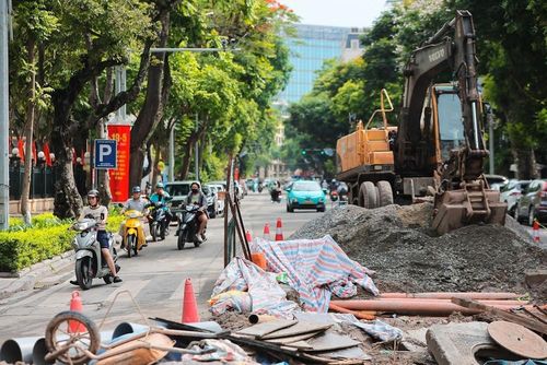 Tại phố Phan Chu Trinh các hạng mục thi công cống hộp ngầm đang được đẩy nhanh tiến độ. Ảnh: Lê Đông - TTXVN