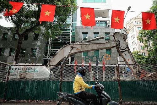 Máy xúc thi công dự án cải tạo hạ tầng thoát nước tại khu vực phố Quang Trung. Ảnh: Phạm Tuấn Anh - TTXVN