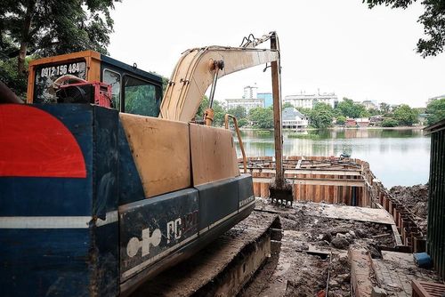 Dự án cống ngầm chống ngập tại công viên Thống Nhất hiện bước vào giai đoạn hoàn thiện cuối cùng, dự kiến tháo dỡ rào chắn và hoàn thành thi công vào ngày 25/5/2026. Ảnh: Phạm Tuấn Anh - TTXVN