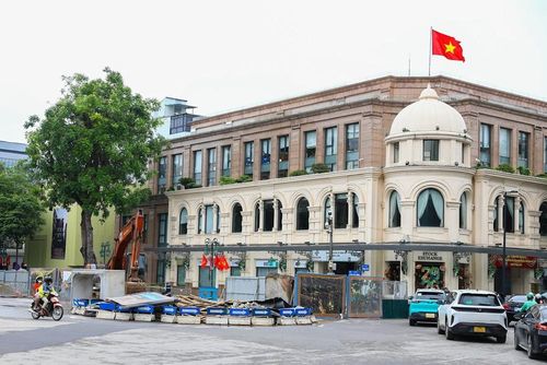 Tại khu vực Quảng trường Cách mạng tháng Tám, các hạng mục thi công đang khẩn trương hoàn thiện để sớm hoàn trả mặt bằng phục vụ giao thông. Ảnh: Lê Đông - TTXVN