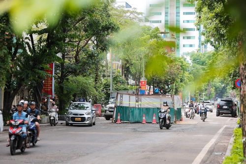 Tại phố Quang Trung, các hạng mục thi công cống hộp đang được đẩy nhanh tiến độ. Ảnh: Lê Đông - TTXVN