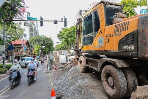 Các phương tiện tham gia giao thông khó khăn tại ngã tư Trần Hưng Đạo - Phan Chu Trinh. Ảnh: Lê Đông - TTXVN