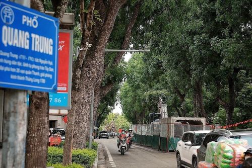 Các hạng mục thi công cống hộp đang được đẩy nhanh tiến độ, phạm vi rào chắn dần được thu hẹp. Ảnh: Phạm Tuấn Anh - TTXVN
