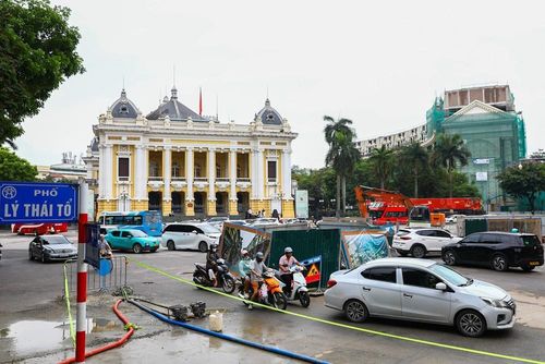 Tại khu vực Quảng trường Cách mạng tháng Tám, các hạng mục thi công cũng đang được khẩn trương hoàn thiện để sớm hoàn trả mặt bằng phục vụ giao thông. Ảnh: Lê Đông - TTXVN