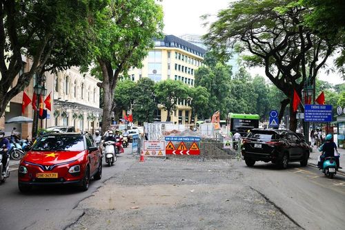 Tại phố Phan Chu Trinh giao với quảng trưởng Cách mạng tháng Tám, các hạng mục thi công cống hộp ngầm đang được đẩy nhanh tiến độ. Ảnh: Lê Đông - TTXVN