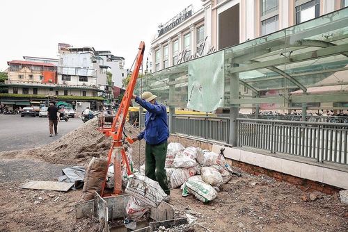 Hàng rào công trường phía trước chợ Hàng Da đang được tháo dỡ. Ảnh: Phạm Tuấn Anh - TTXVN
