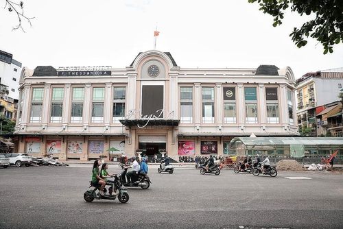 Khu vực trước chợ Hàng Da sau khi tháo dỡ hàng rào quây công trường, trả lại không gian và mặt bằng lưu thông cho người dân khu vực trung tâm Hà Nội. Ảnh: Phạm Tuấn Anh - TTXVN
