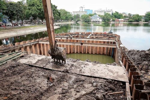 Dự án cống ngầm chống ngập tại Công viên Thống Nhất hiện bước vào giai đoạn hoàn thiện cuối cùng, dự kiến tháo dỡ rào chắn và hoàn thành thi công vào ngày 25/5. Ảnh: Phạm Tuấn Anh - TTXVN