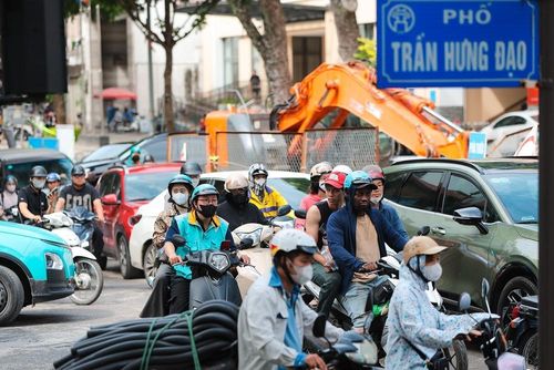 Các phương tiện tham gia giao thông khó khăn tại ngã tư Trần Hưng Đạo - Phan Chu Trinh. Ảnh: Lê Đông - TTXVN