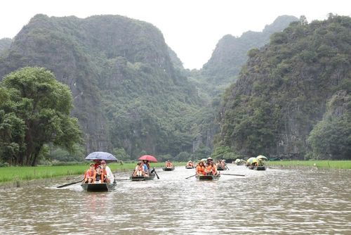 Du khách trong và ngoài nước thích thú với vẻ đẹp sông nước của Khu du lịch Tam Cốc – Bích Động, nơi sẽ tổ chức Lễ hội sắc vàng Tam Cốc tới đây. Ảnh: Đức Phương - TTXVN
