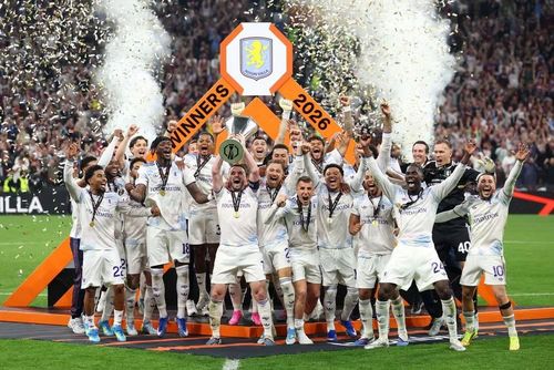 Các cầu thủ Aston Villa ăn mừng cùng chiếc cúp vô địch Europa League. (Ảnh: AVFC)