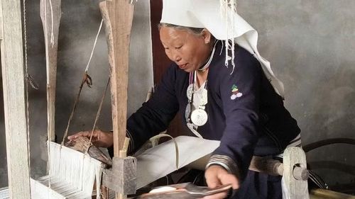 Những người già vừa giữ lửa nghề vừa truyền dạy cho con cháu nghề dệt truyền thống. (Ảnh: NGỌC TÚ)