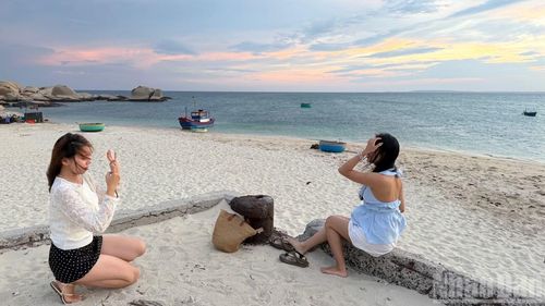 Du khách đón hoàng hôn trên cầu cảng có thể nhìn thấy những tàu nằm xa ngoài khơi tạo khung cảnh thơ mộng.