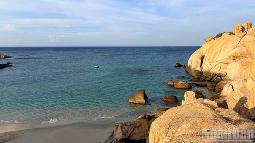Buổi sáng, du khách có thể đón bình minh tại Bãi Tiên với bãi cát cùng với “hồ” nho nhỏ nằm giữa biển khơi, tắm biển, lặn ngắm san hô và chụp ảnh.
