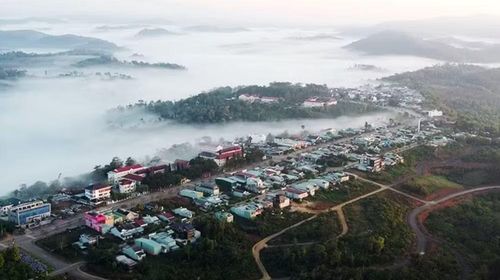 Mây sớm bao trùm xã Măng Đen. (Ảnh: KHIẾU MINH)