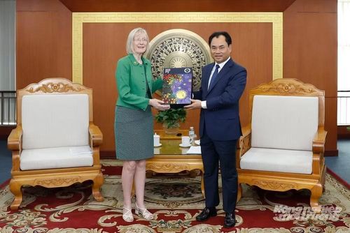 Bộ trưởng Trịnh Việt Hùng trao quà lưu niệm tới bà Đại sứ Gillian Bird. Ảnh: Khương Trung