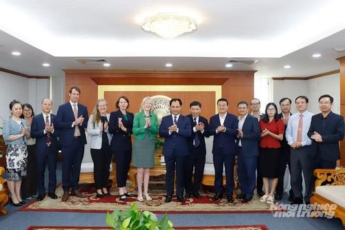 Bộ trưởng Trịnh Việt Hùng chụp ảnh lưu niệm với Đoàn công tác của Đại sứ Australia tại Việt Nam. Ảnh: Khương Trung
