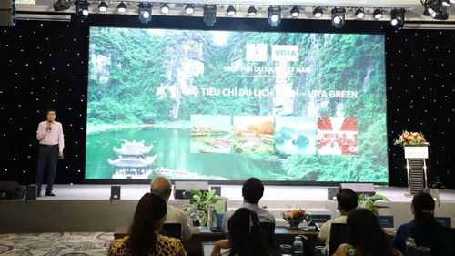 Đại diện Hiệp hội Du lịch Việt Nam giới thiệu Bộ tiêu chí Du lịch xanh VITA GREEN. (Ảnh: HOÀNG TRƯỜNG)