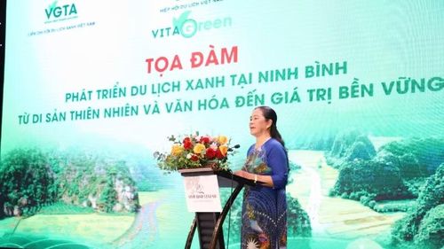 Bà Dương Thị Thanh, Chủ tịch Hiệp hội Du lịch Ninh Bình phát biểu. (Ảnh: HOÀNG TRƯỜNG)