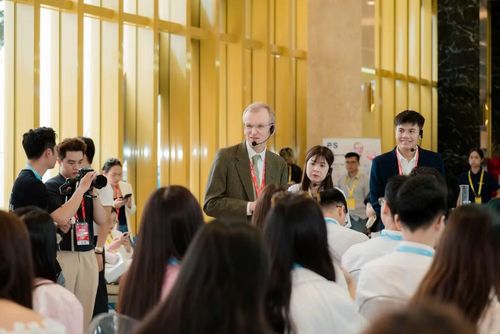 Tiến sĩ Robert Marriott trình bày và giải đáp câu hỏi từ khán giả về công nghệ Microbiome trong chăm sóc răng miệng.