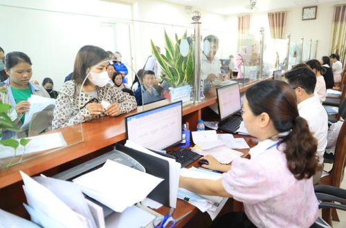 Giải quyết thủ tục cho người dân tại Điểm phục vụ hành chính công Mê Linh (Hà Nội). Ảnh minh họa: nguoihanoi.vn