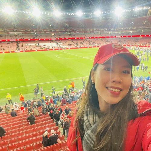 Tác giả bài viết tại sân Emirates. Ảnh tác giả cung cấp