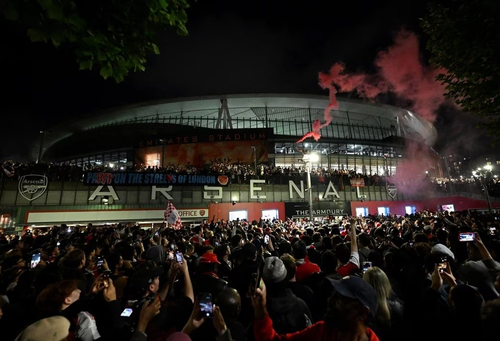 Cổ động viên Arsenal tụ tập đông nghịt bên ngoài sân Emirates. Ảnh: arsenal.com