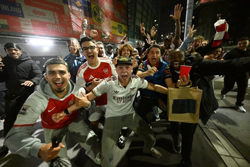 Cổ động viên Arsenal ăn mừng danh hiệu vô địch đầy phấn khích. Ảnh: arsenal.com