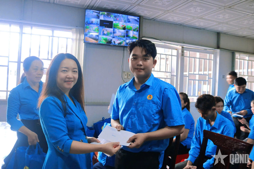 Đồng chí Trần Tú Nhiên, Phó chủ tịch Liên đoàn Lao động TP Cần Thơ tặng quà đoàn viên, người lao động Công ty TNHH Ba Sương - Long Mỹ. Ảnh: VĂN NHANH