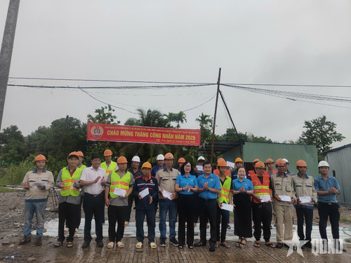 Mỗi phần quà kịp thời động viên tinh thần, hỗ trợ người lao động vượt qua khó khăn. Ảnh: VĂN NHANH