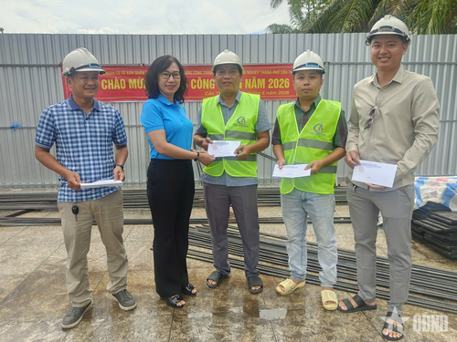 Đồng chí Trần Ngọc Mỹ, Phó chủ tịch Liên đoàn Lao động TP Cần Thơ thăm, tặng quà công nhân làm việc tại các công trình. Ảnh: VĂN NHANH