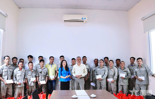 Đồng chí Trần Tú Nhiên, Phó chủ tịch Liên đoàn Lao động TP Cần Thơ tặng quà người lao động tại Công ty TNHH MTV Bê Tông Hamaco Hậu Giang. Ảnh: VĂN NHANH