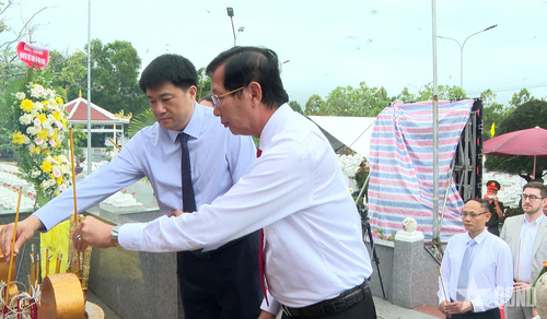Các đại biểu thắp hương tại Nghĩa trang liệt sĩ Giồng Riềng, tỉnh An Giang.