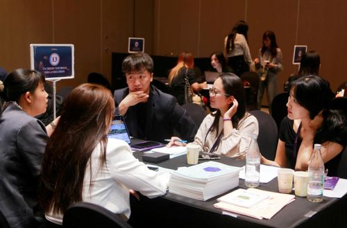 Các doanh nghiệp du lịch 2 nước gặp gỡ trực tiếp để tìm hiểu, ký kết các hợp tác trao đổi khách.