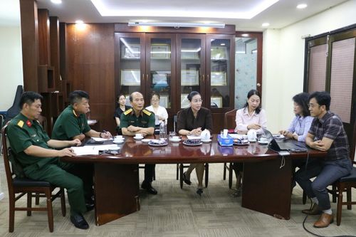 Phó Chủ tịch UBND thành phố Đà Nẵng Nguyễn Thị Anh Thi chủ trì buổi họp nghe báo cáo nhạc nền và phương án trình diễn pháo hoa trên máy tính của đội chủ nhà Đà Nẵng - Việt Nam.