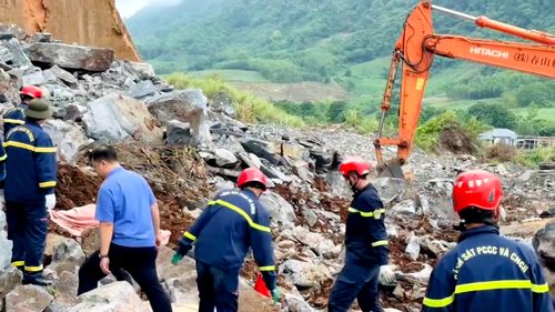  Lực lượng chức năng tìm kiếm nạn nhân tại hiện trường 