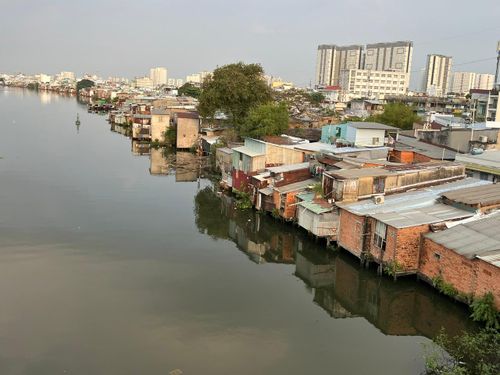 Theo kế hoạch, đến năm 2030 TPHCM di dời 40.000 căn nhà trên và ven kênh rạch. Ảnh: QUỐC HÙNG