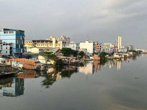 TPHCM tiếp tục triển khai di dời nhà ở trên và ven kênh rạch. Ảnh: QUỐC HÙNG